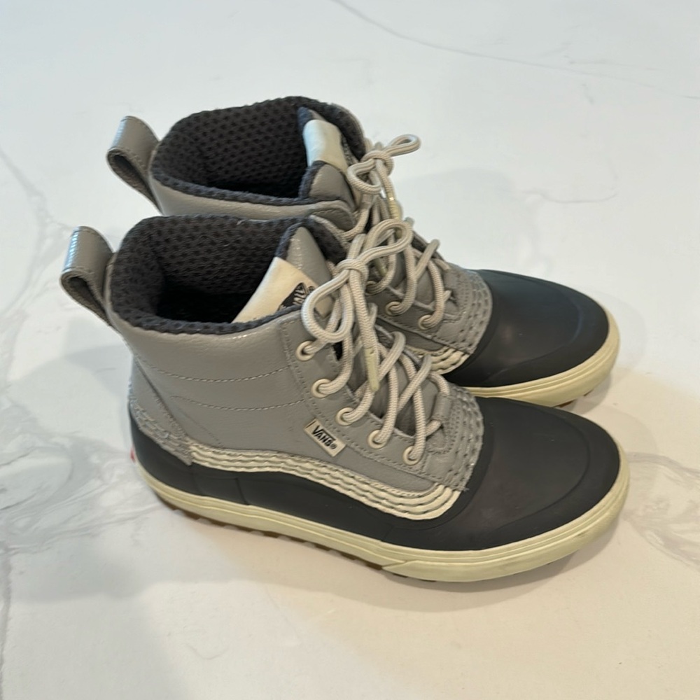 Van's Women's Size 6 Standard Mid MTE Snow Boots